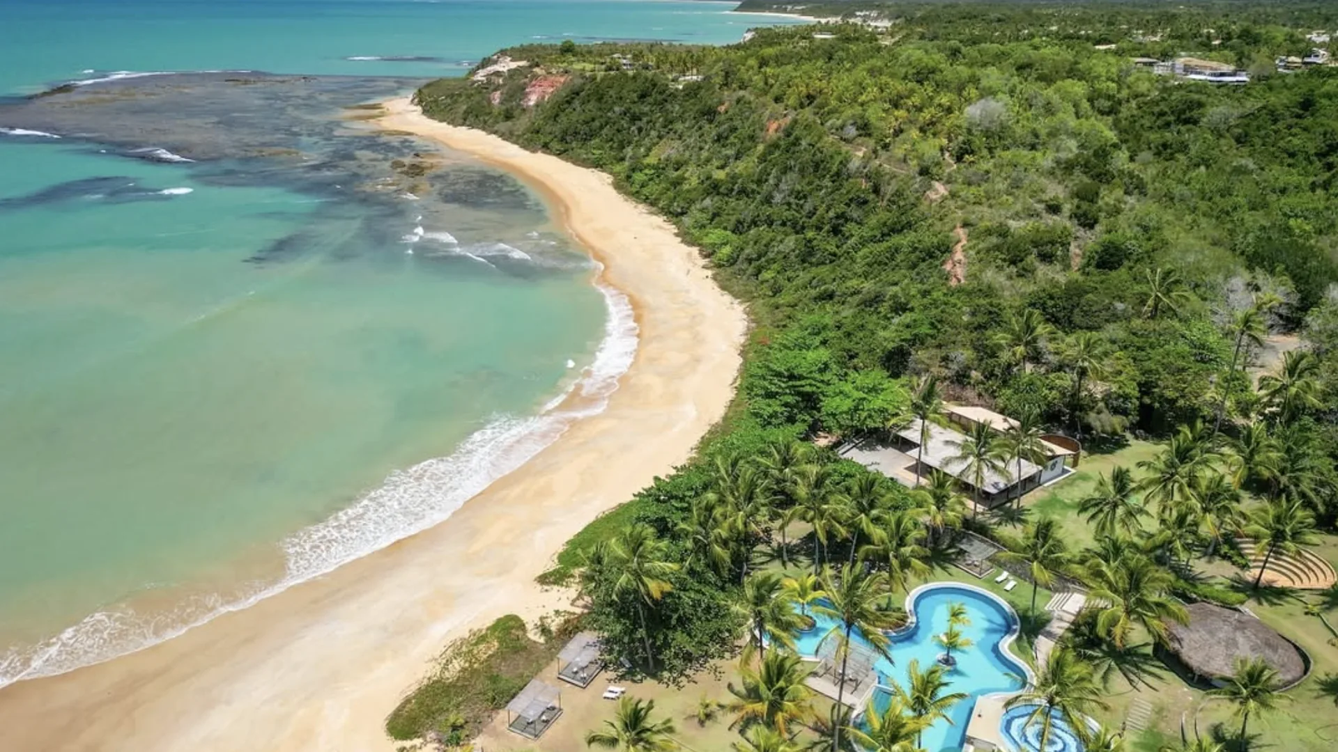Vista aérea da praia com o clube e a piscina
